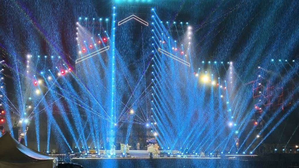 Mưa trắng trời trước giờ concert quốc gia khiến cả ngàn người chờ lấy vé, Cục trưởng Xuân Bắc nói 1 câu nghe mà xót- Ảnh 5. Mưa trắng trời trước giờ concert quốc gia khiến cả ngàn người chờ lấy vé, Cục trưởng Xuân Bắc nói 1 câu nghe mà xót- Ảnh 5.