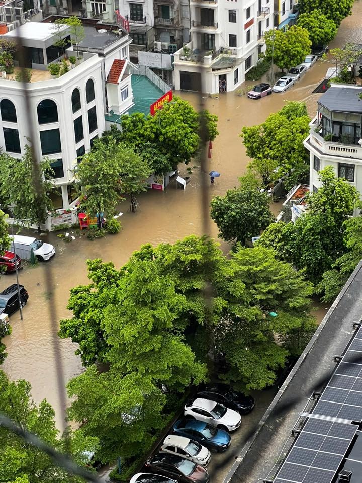 Hà Nội sáng nay ngập khủng khiếp- Ảnh 31. Hà Nội sáng nay ngập khủng khiếp- Ảnh 31.