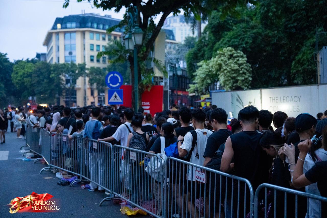 Mưa trắng trời trước giờ concert quốc gia khiến cả ngàn người chờ lấy vé, Cục trưởng Xuân Bắc nói 1 câu nghe mà xót- Ảnh 3. Mưa trắng trời trước giờ concert quốc gia khiến cả ngàn người chờ lấy vé, Cục trưởng Xuân Bắc nói 1 câu nghe mà xót- Ảnh 3.