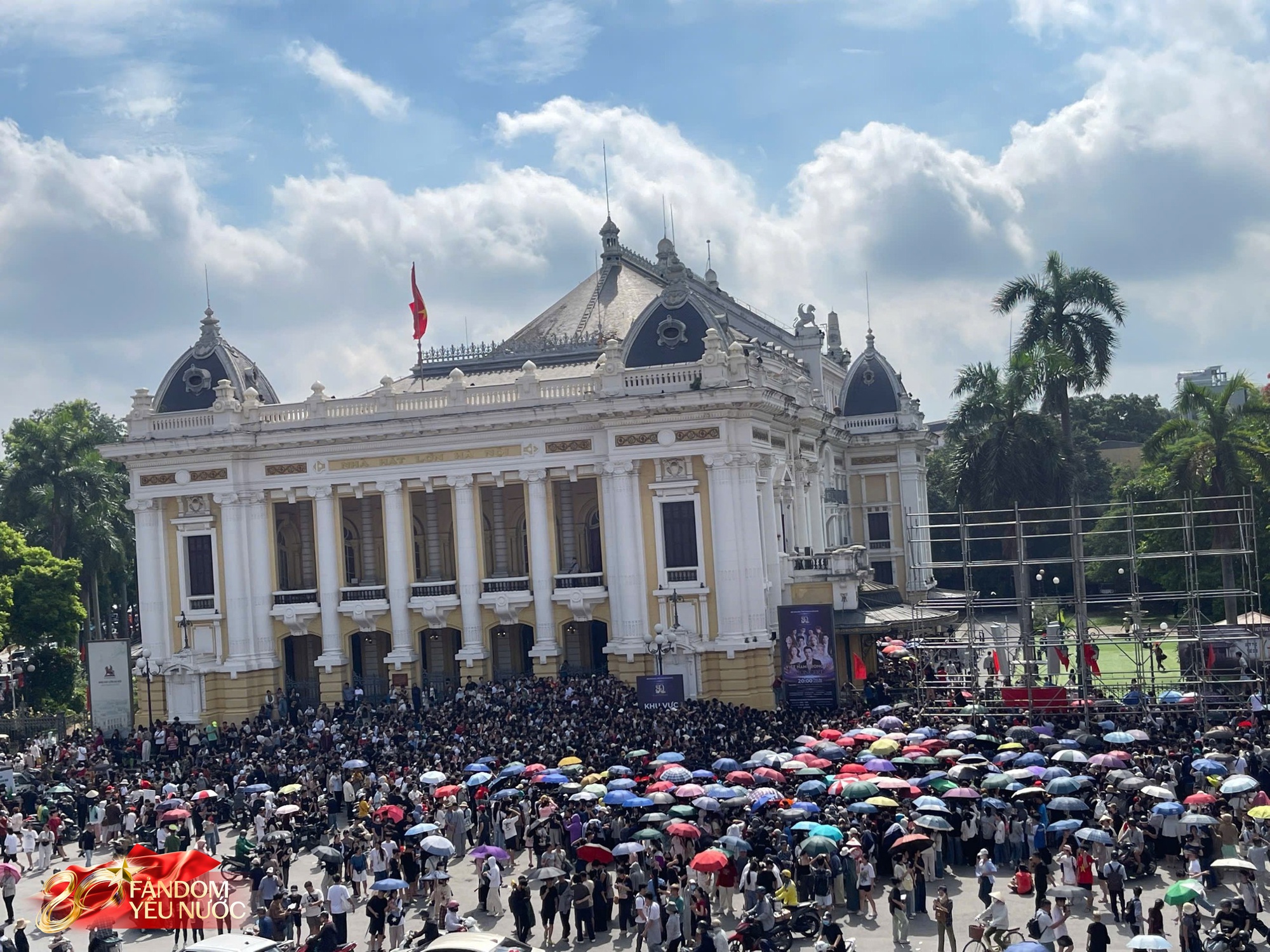 Mưa trắng trời trước giờ concert quốc gia khiến cả ngàn người chờ lấy vé, Cục trưởng Xuân Bắc nói 1 câu nghe mà xót- Ảnh 2. Mưa trắng trời trước giờ concert quốc gia khiến cả ngàn người chờ lấy vé, Cục trưởng Xuân Bắc nói 1 câu nghe mà xót- Ảnh 2.