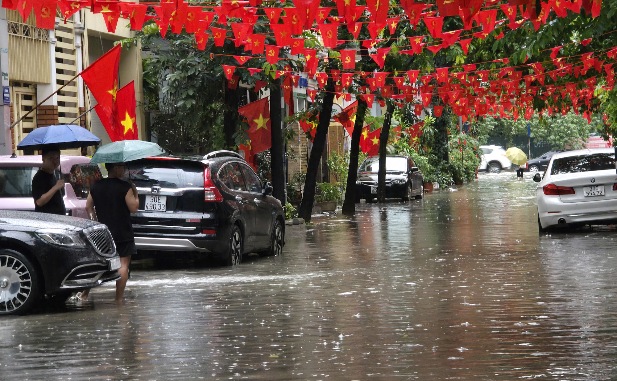Hà Nội sáng nay ngập khủng khiếp- Ảnh 28.