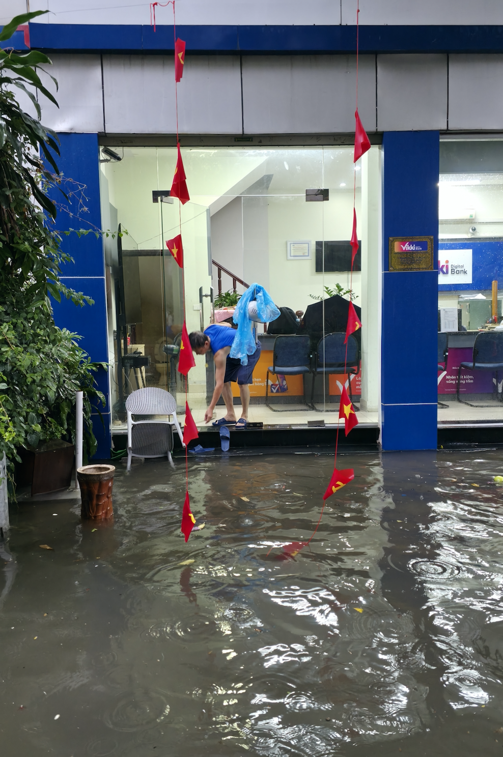 Hà Nội sáng nay ngập khủng khiếp- Ảnh 29.