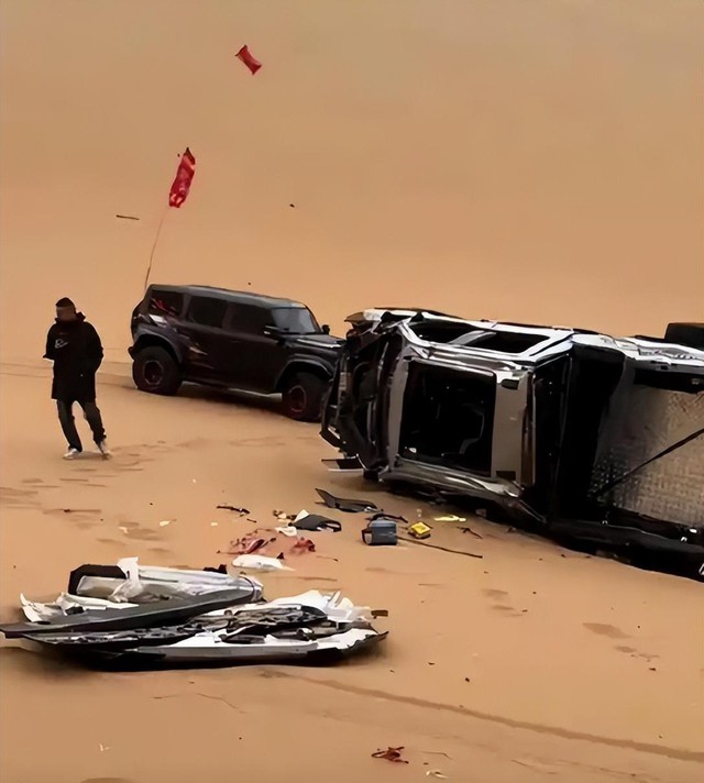 KOL 500 nghìn người theo dõi tử vong vì tai nạn trên sa mạc- Ảnh 2. KOL 500 nghìn người theo dõi tử vong vì tai nạn trên sa mạc- Ảnh 2.