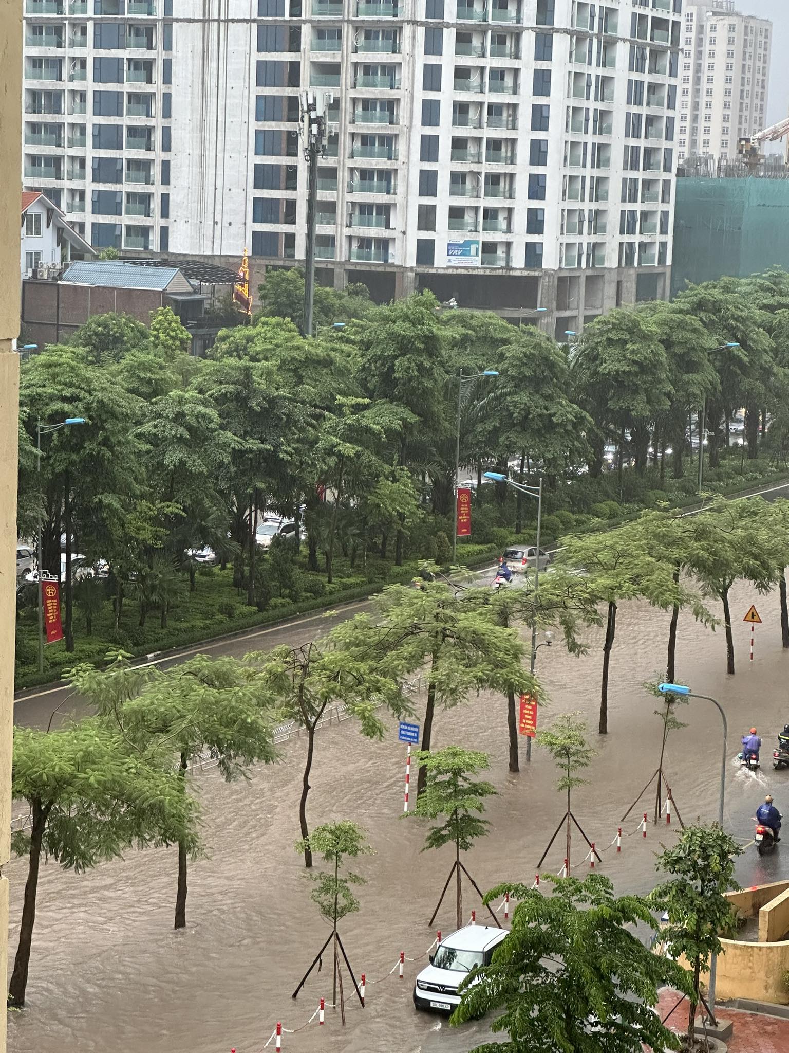 Khu nhà giàu Ciputra được ví như "làng chài" bởi hễ mưa lớn là ngập trong "biển nước" nhưng giá biệt thự trăm tỷ/căn - Ảnh 3.