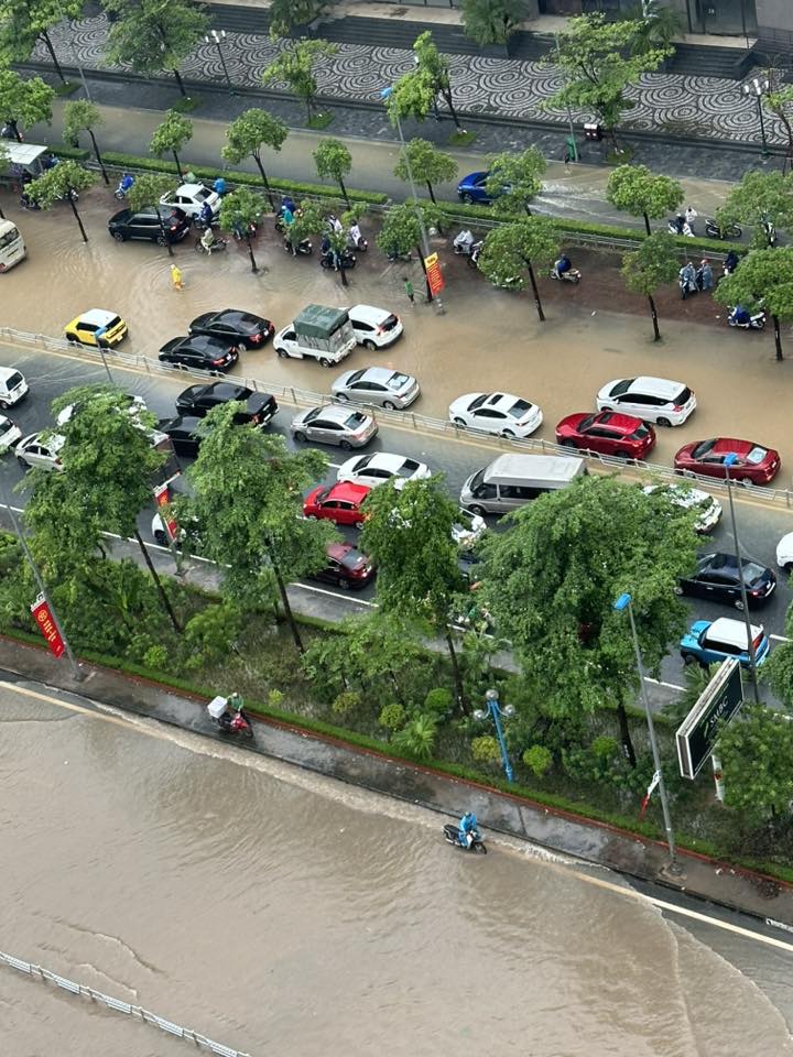 Khu nhà giàu Ciputra được ví như "làng chài" bởi hễ mưa lớn là ngập trong "biển nước" nhưng giá biệt thự trăm tỷ/căn - Ảnh 2.