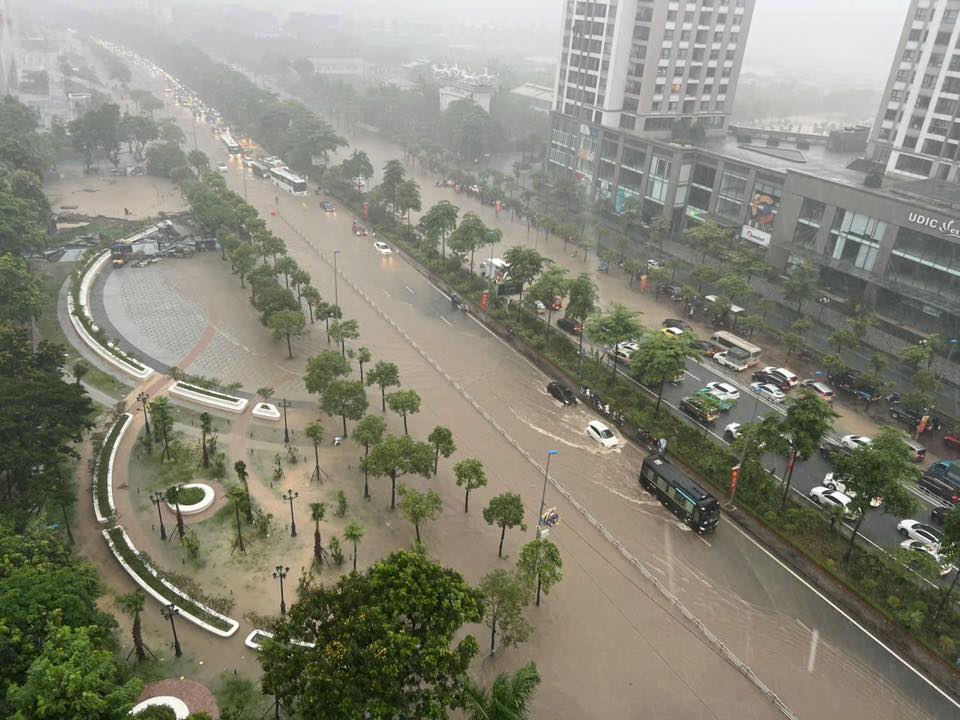 Khu nhà giàu Ciputra được ví như "làng chài" bởi hễ mưa lớn là ngập trong "biển nước" nhưng giá biệt thự trăm tỷ/căn - Ảnh 1.
