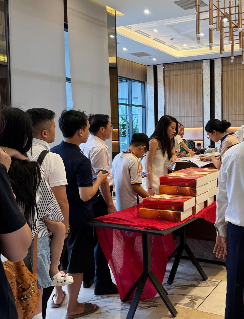 Cư dân Masterise Homes nhận quà “yêu nước”, tự hào chung tay “phủ đỏ” Việt Nam - Ảnh 1. Cư dân Masterise Homes nhận quà “yêu nước”, tự hào chung tay “phủ đỏ” Việt Nam - Ảnh 1.