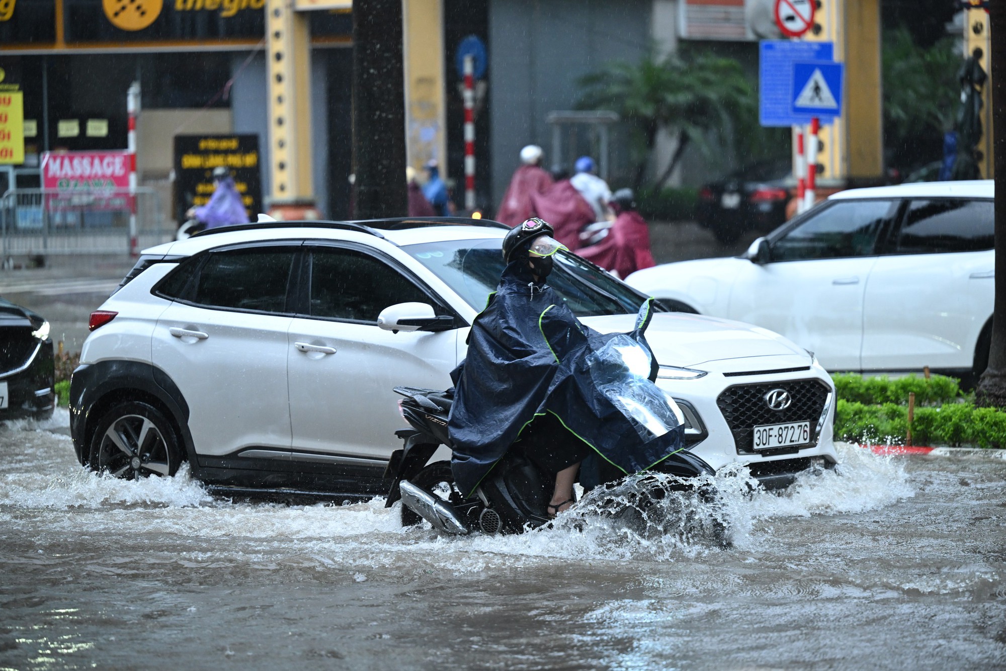Hà Nội sáng nay ngập khủng khiếp- Ảnh 26. Hà Nội sáng nay ngập khủng khiếp- Ảnh 26.