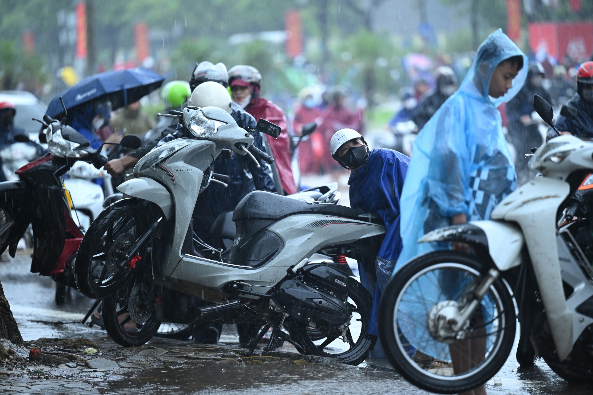 Hà Nội sáng nay ngập khủng khiếp- Ảnh 25. Hà Nội sáng nay ngập khủng khiếp- Ảnh 25.