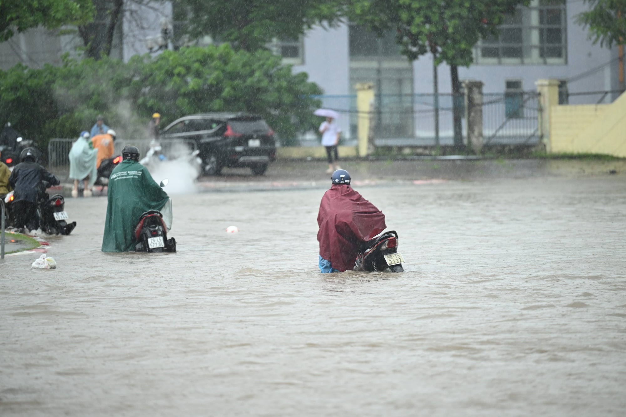 Hà Nội sáng nay ngập khủng khiếp- Ảnh 23. Hà Nội sáng nay ngập khủng khiếp- Ảnh 23.