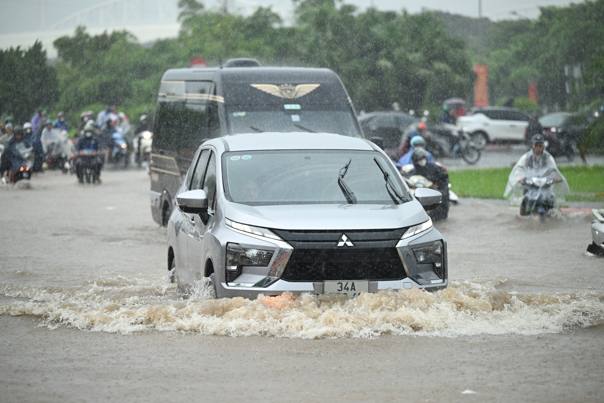 Hà Nội sáng nay ngập khủng khiếp- Ảnh 19. Hà Nội sáng nay ngập khủng khiếp- Ảnh 19.