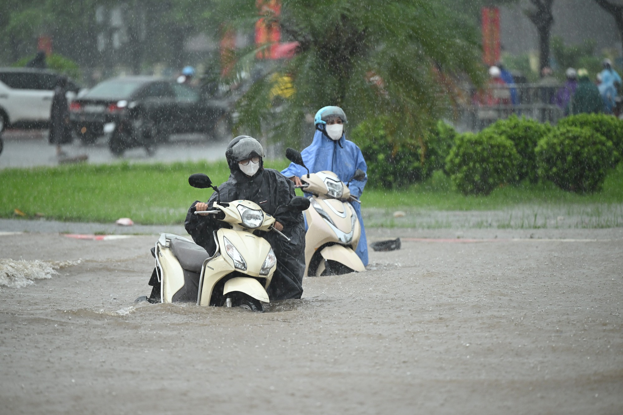 Hà Nội sáng nay ngập khủng khiếp- Ảnh 21. Hà Nội sáng nay ngập khủng khiếp- Ảnh 21.