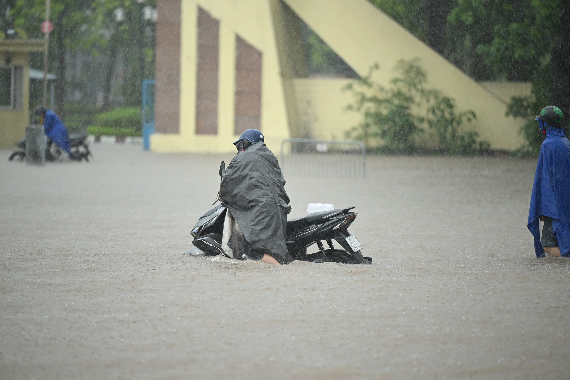 Hà Nội sáng nay ngập khủng khiếp- Ảnh 24. Hà Nội sáng nay ngập khủng khiếp- Ảnh 24.