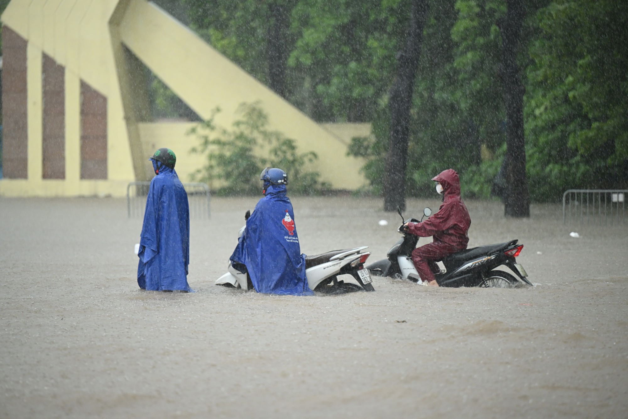 Hà Nội sáng nay ngập khủng khiếp- Ảnh 20. Hà Nội sáng nay ngập khủng khiếp- Ảnh 20.