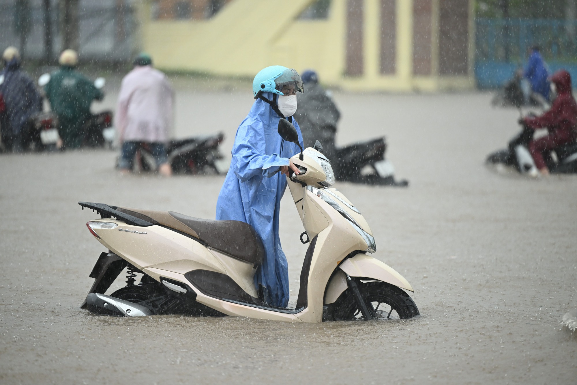Hà Nội sáng nay ngập khủng khiếp- Ảnh 22. Hà Nội sáng nay ngập khủng khiếp- Ảnh 22.
