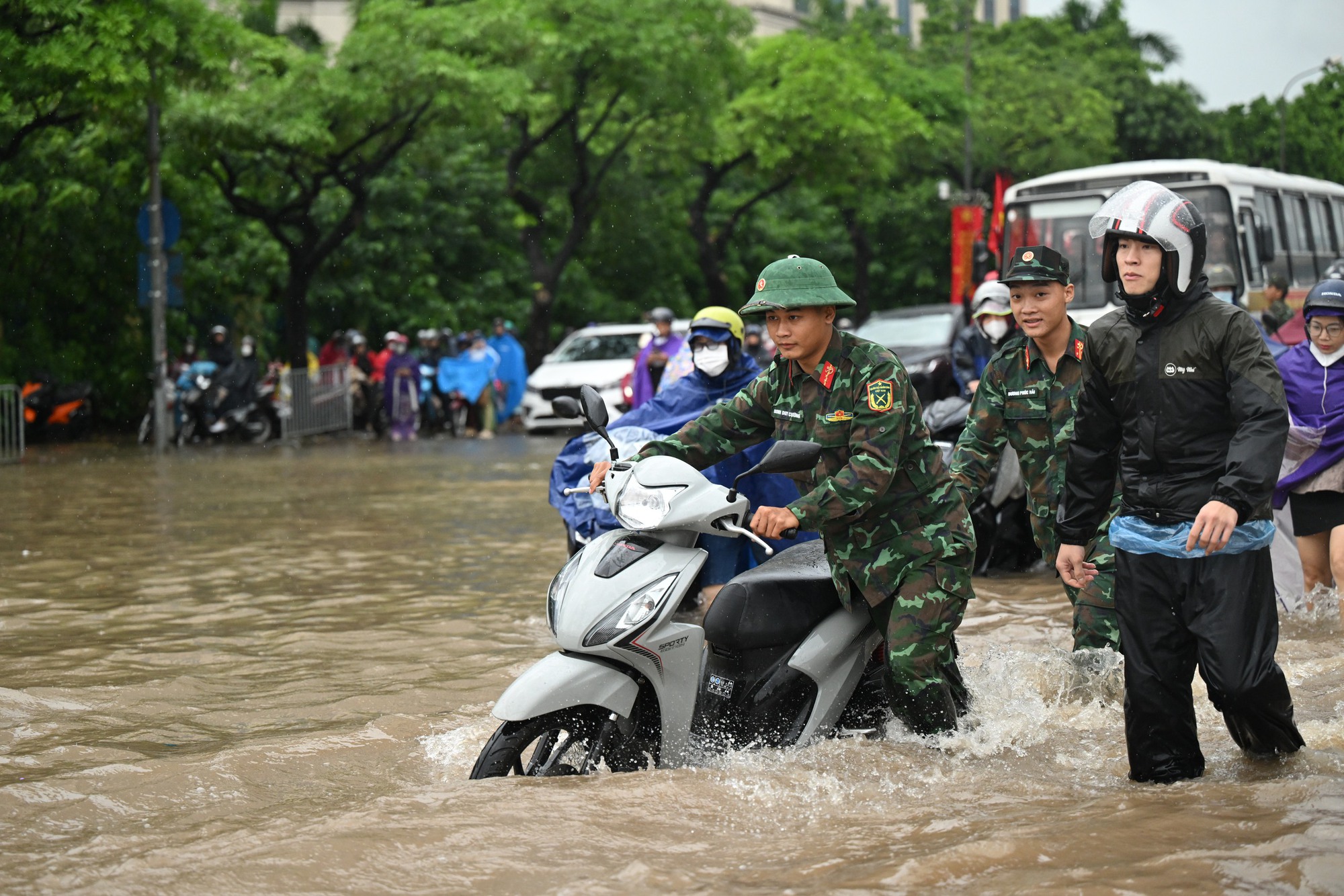Hà Nội sáng nay ngập khủng khiếp- Ảnh 5. Hà Nội sáng nay ngập khủng khiếp- Ảnh 5.