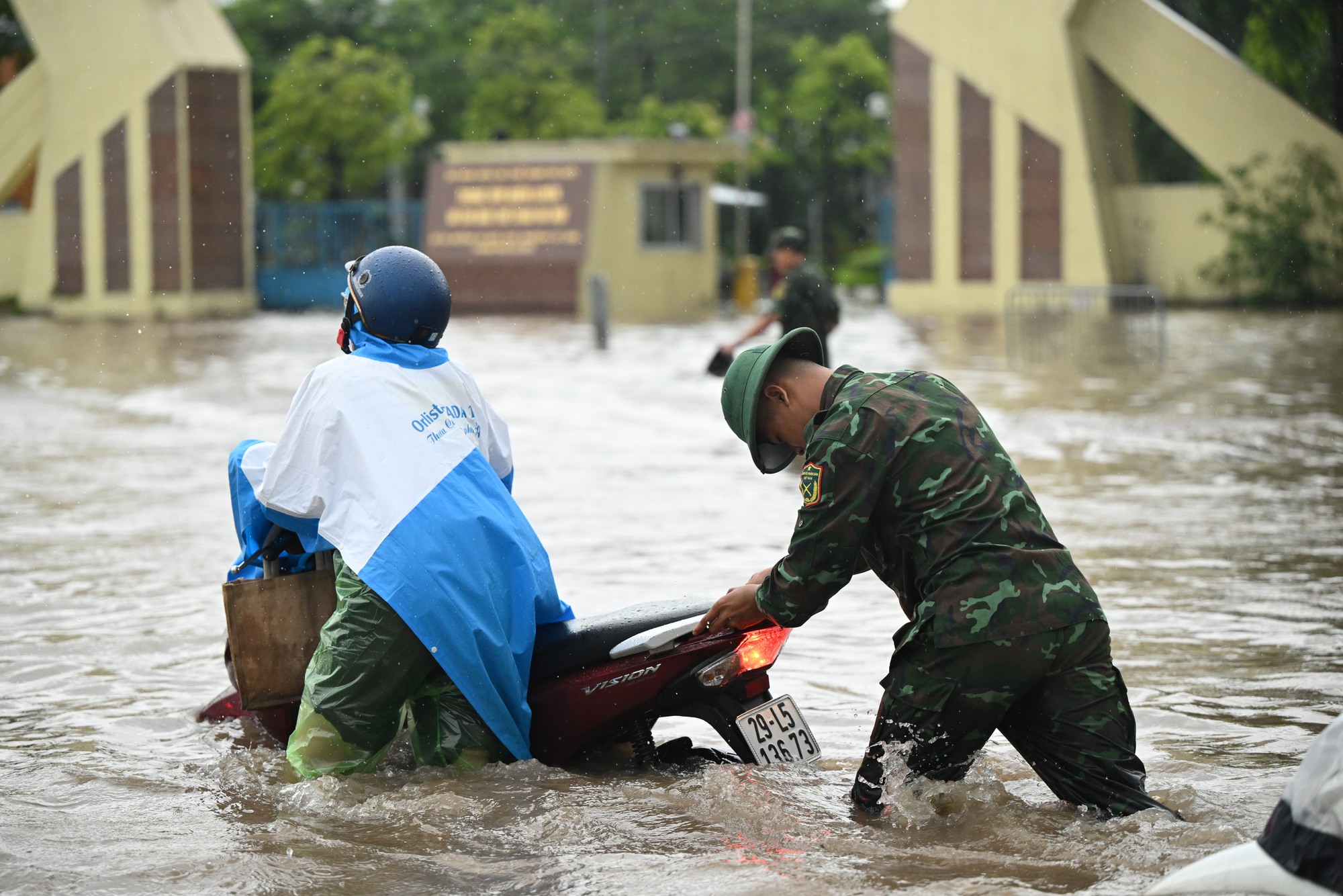 Hà Nội sáng nay ngập khủng khiếp- Ảnh 7. Hà Nội sáng nay ngập khủng khiếp- Ảnh 7.