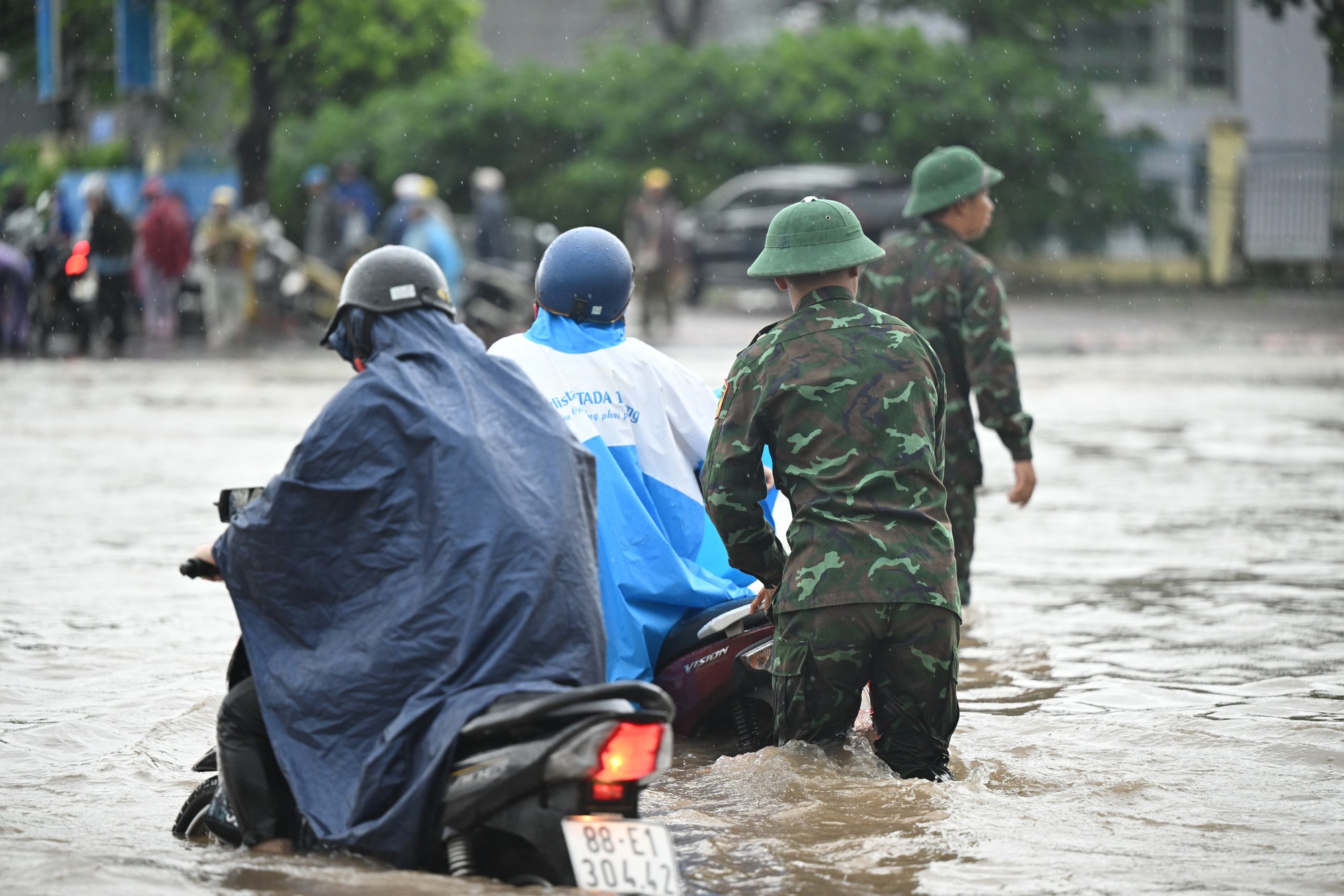 Hà Nội sáng nay ngập khủng khiếp- Ảnh 8. Hà Nội sáng nay ngập khủng khiếp- Ảnh 8.