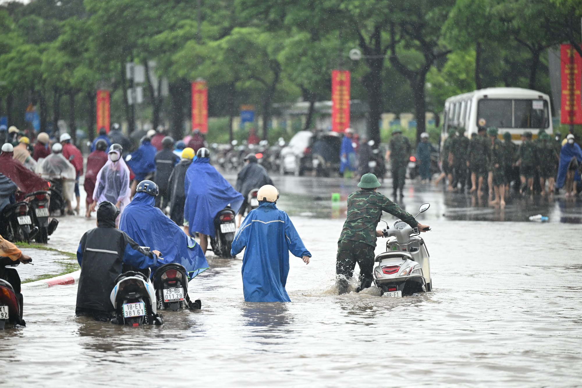 Hà Nội sáng nay ngập khủng khiếp- Ảnh 6. Hà Nội sáng nay ngập khủng khiếp- Ảnh 6.