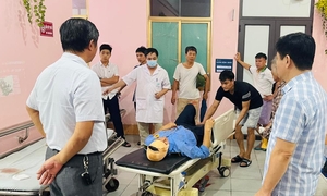 Lốc xoáy cuốn phăng hàng trăm mảnh tôn, quật ngã cột điện ở Bắc Ninh- Ảnh 5.