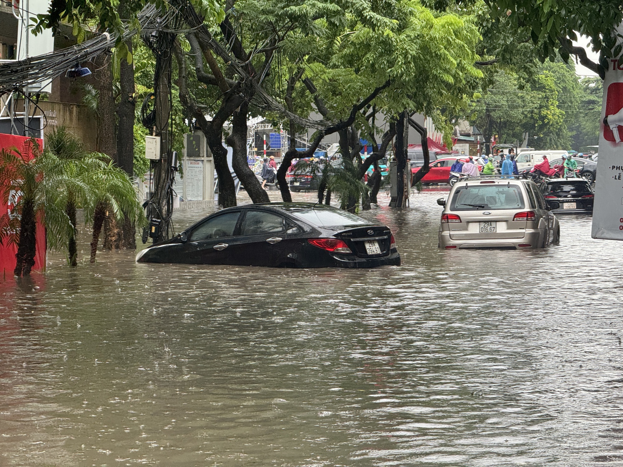 Hà Nội sáng nay ngập khủng khiếp- Ảnh 2. Hà Nội sáng nay ngập khủng khiếp- Ảnh 2.
