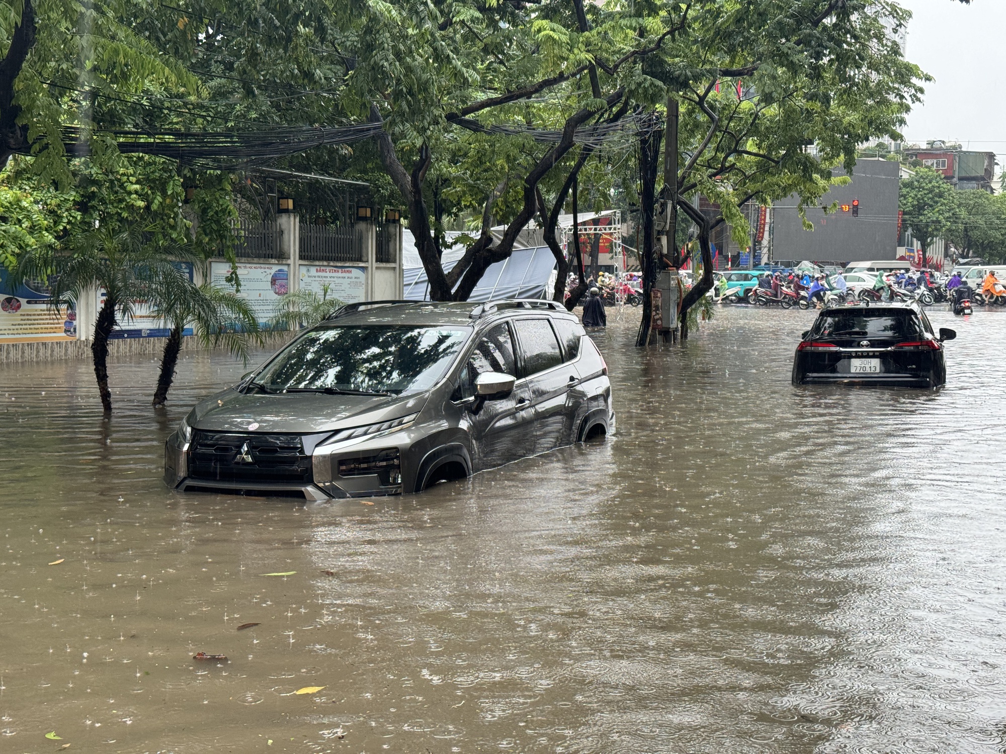 Hà Nội sáng nay ngập khủng khiếp- Ảnh 3. Hà Nội sáng nay ngập khủng khiếp- Ảnh 3.