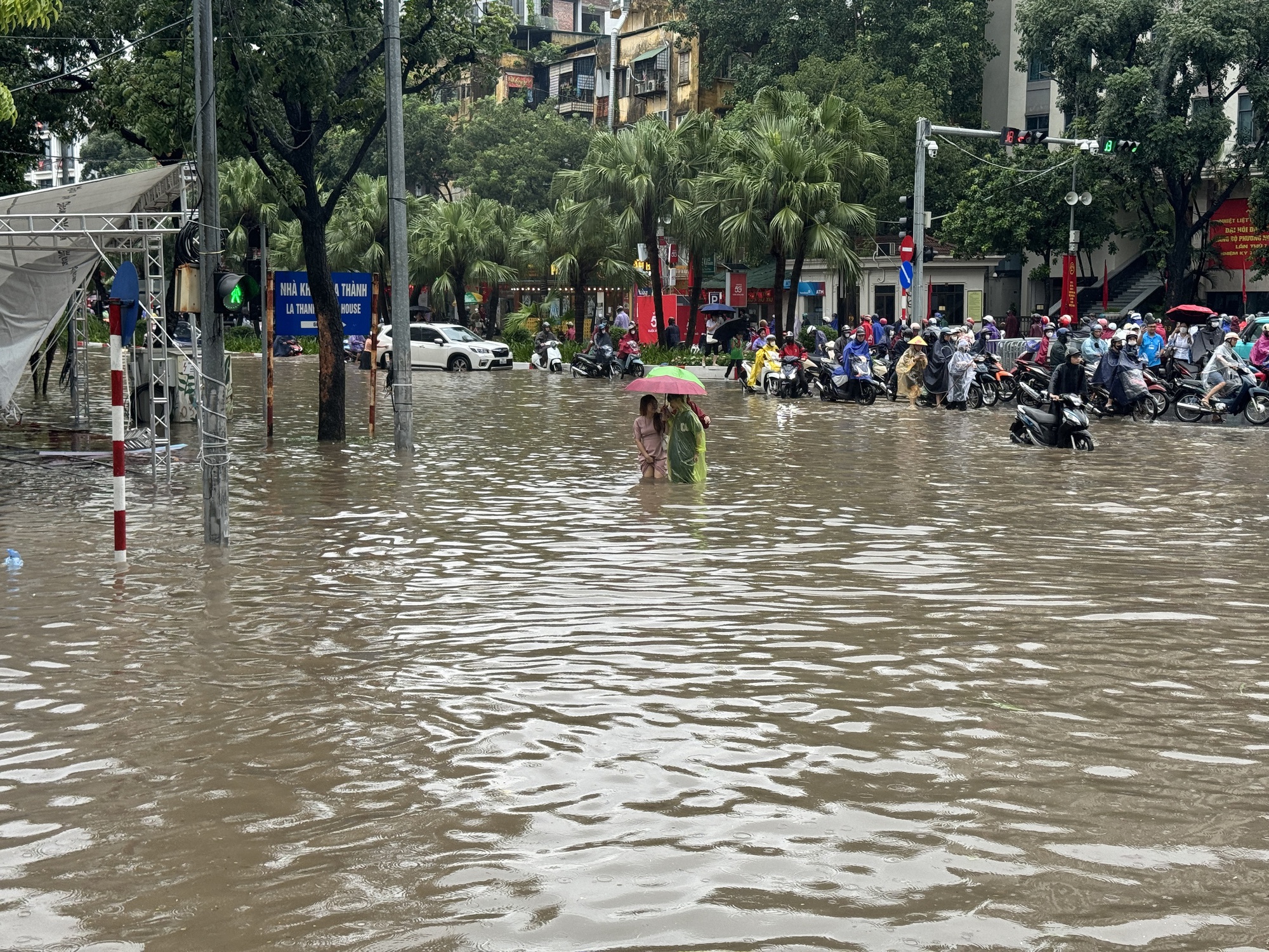 Hà Nội sáng nay ngập khủng khiếp- Ảnh 1. Hà Nội sáng nay ngập khủng khiếp- Ảnh 1.