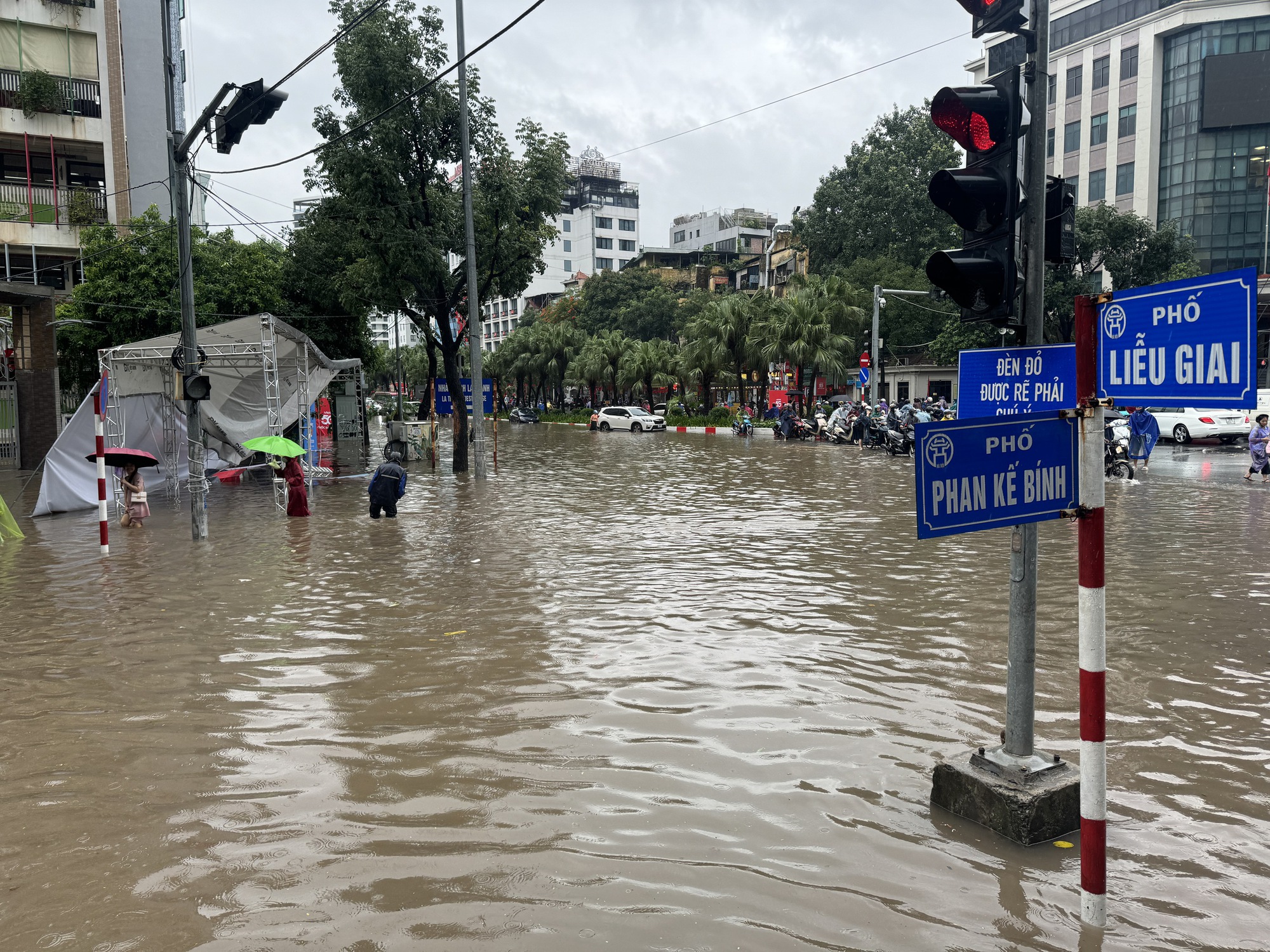 Hà Nội sáng nay ngập khủng khiếp- Ảnh 4. Hà Nội sáng nay ngập khủng khiếp- Ảnh 4.