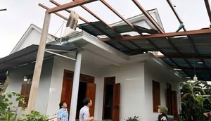 Lốc xoáy cuốn phăng hàng trăm mảnh tôn, quật ngã cột điện ở Bắc Ninh- Ảnh 3.