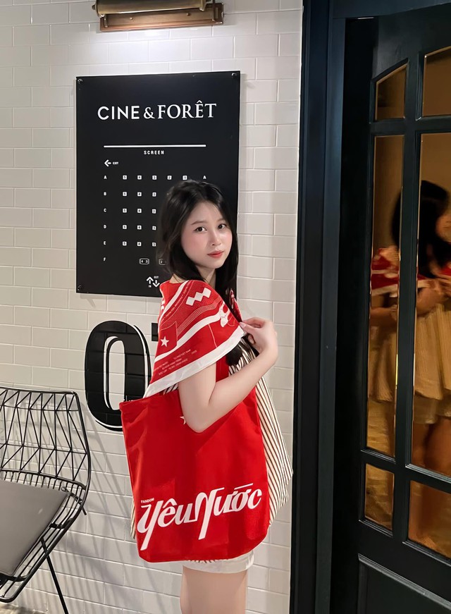 Cư dân Masterise Homes nhận quà “yêu nước”, tự hào chung tay “phủ đỏ” Việt Nam - Ảnh 2. Cư dân Masterise Homes nhận quà “yêu nước”, tự hào chung tay “phủ đỏ” Việt Nam - Ảnh 2.