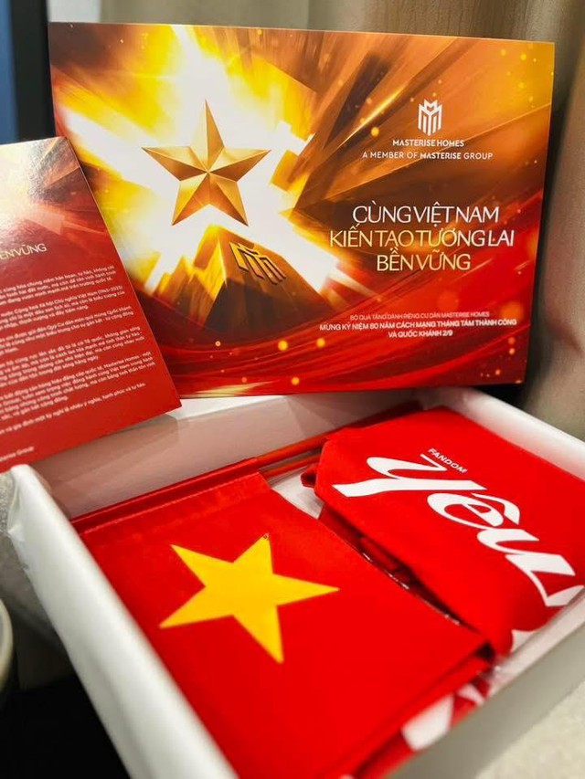 Cư dân Masterise Homes nhận quà “yêu nước”, tự hào chung tay “phủ đỏ” Việt Nam - Ảnh 5. Cư dân Masterise Homes nhận quà “yêu nước”, tự hào chung tay “phủ đỏ” Việt Nam - Ảnh 5.
