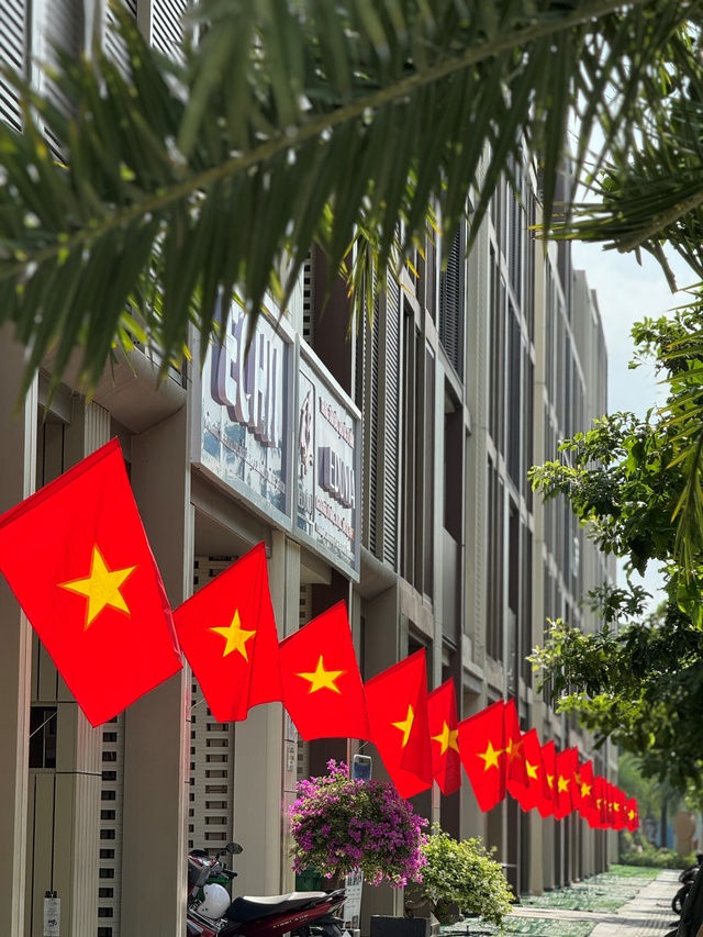 Cư dân Masterise Homes nhận quà “yêu nước”, tự hào chung tay “phủ đỏ” Việt Nam - Ảnh 6. Cư dân Masterise Homes nhận quà “yêu nước”, tự hào chung tay “phủ đỏ” Việt Nam - Ảnh 6.