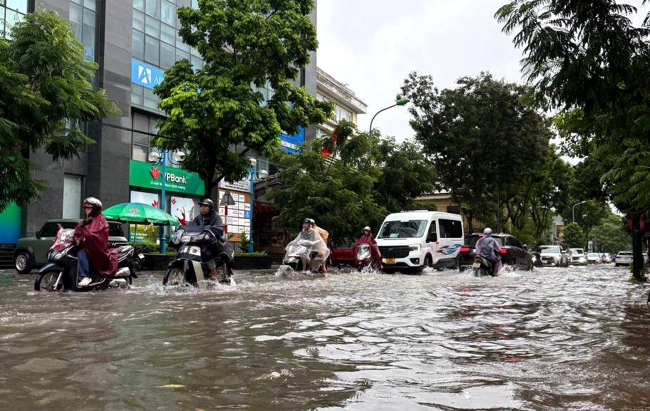 Hà Nội sáng nay ngập khủng khiếp- Ảnh 33.