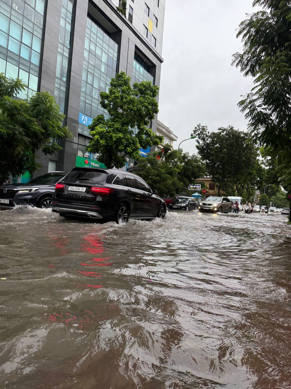 Hà Nội sáng nay ngập khủng khiếp- Ảnh 32. Hà Nội sáng nay ngập khủng khiếp- Ảnh 32.