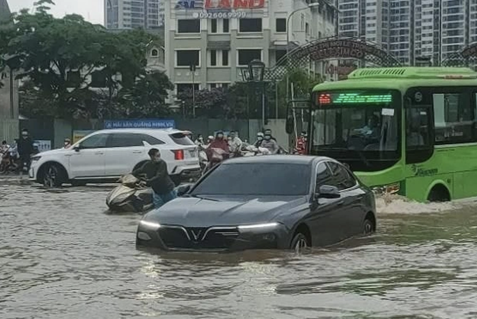1 phút hiểu bảo hiểm: Xe ô tô bị ngập nước do mưa bão được bảo hiểm chi trả thế nào? - Ảnh 1.
