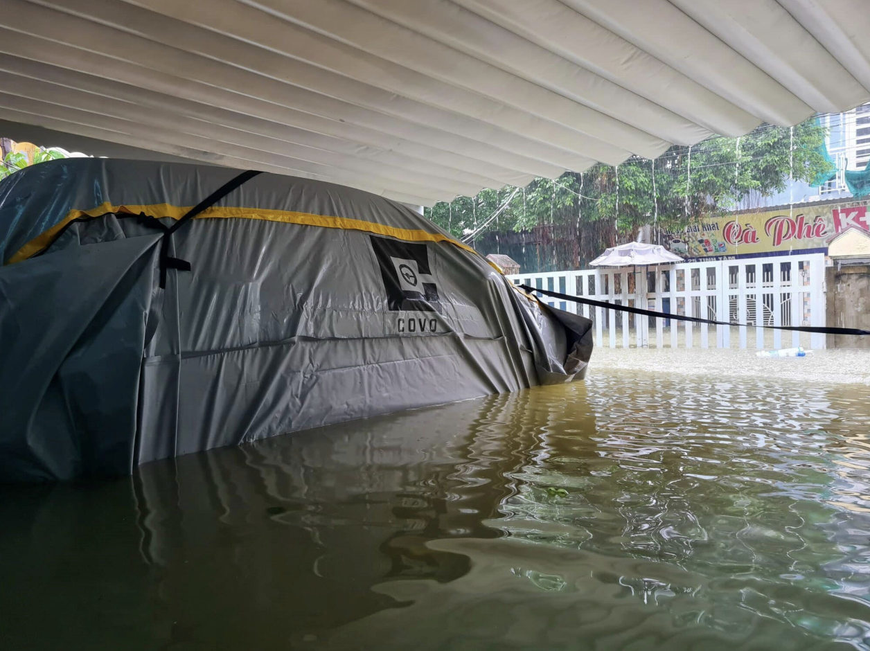 Startup Việt từng khiến 4 “cá mập” tranh giành: Bán bạt chống ngập biến ô tô thành xuồng, nâng được cả xe bán tải 1.800 kg - Ảnh 1.