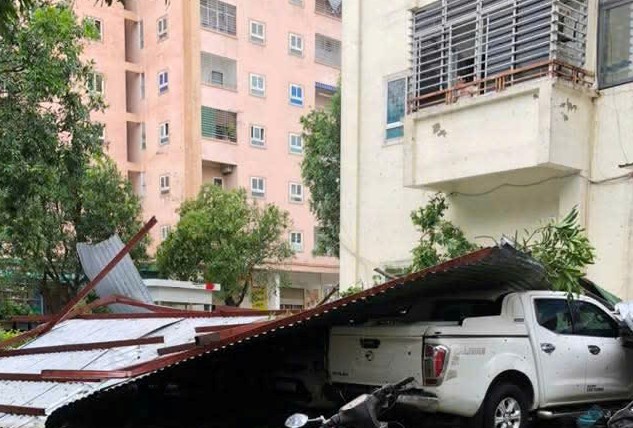 Hàng loạt xe ô tô bị cây xanh đè, mái tôn rơi trúng tại vùng tâm bão số 5 - Ảnh 4.