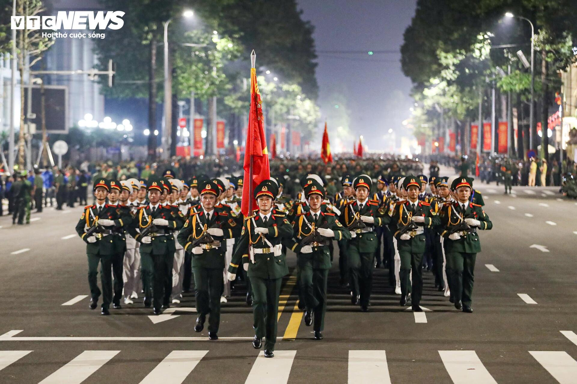Những khoảnh khắc 'tuyệt đối điện ảnh' trong buổi sơ duyệt diễu binh A80- Ảnh 14.