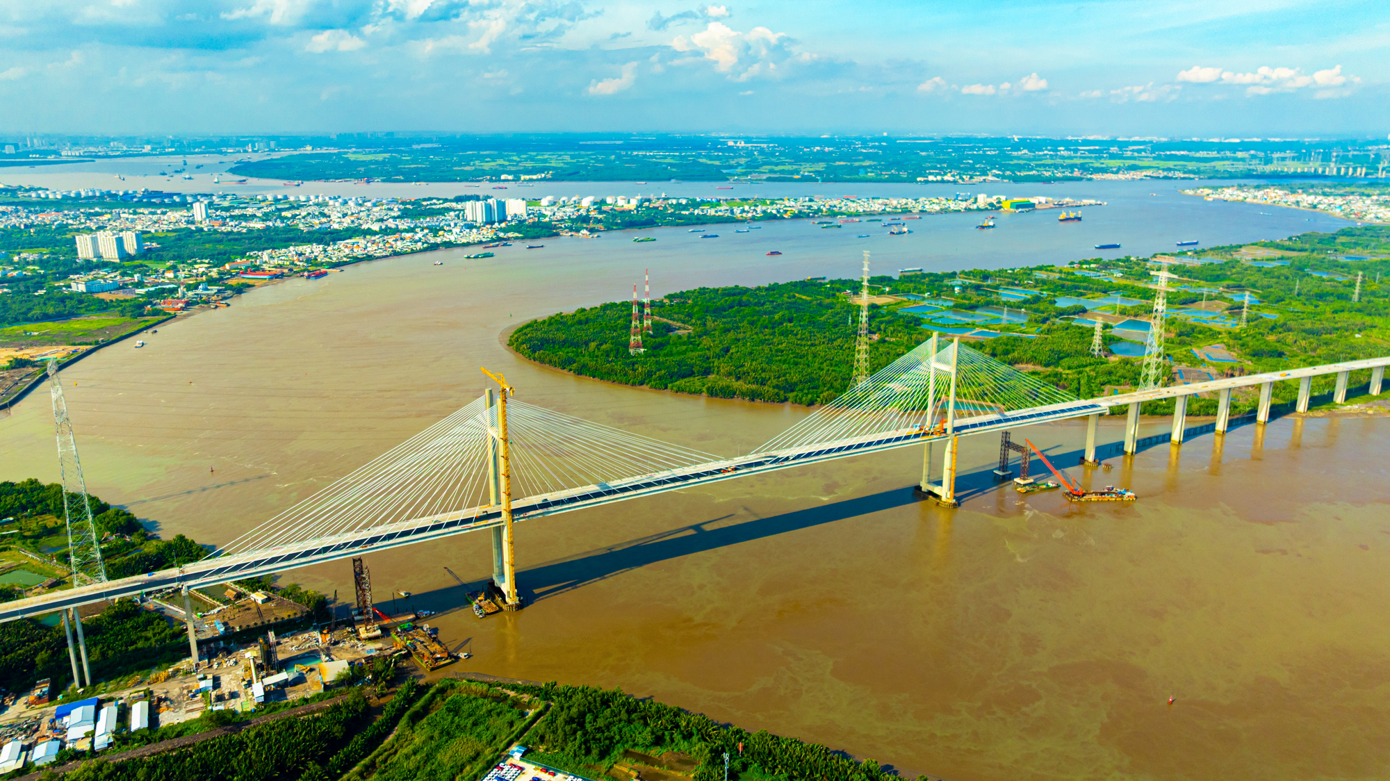 Ngắm cầu dây văng cao nhất Việt Nam sắp thông xe, siêu dự án 9 tỷ USD của tỷ phú Phạm Nhật Vượng được hưởng lợi- Ảnh 2. Ngắm cầu dây văng cao nhất Việt Nam sắp thông xe, siêu dự án 9 tỷ USD của tỷ phú Phạm Nhật Vượng được hưởng lợi- Ảnh 2.