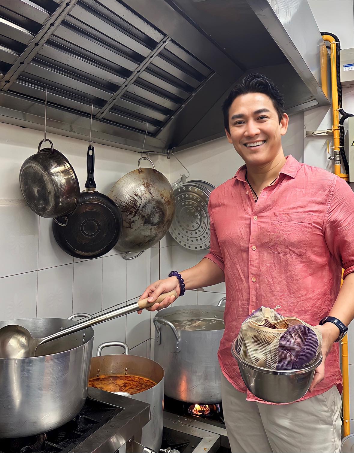 Thiếu tá quân y trong "Mưa đỏ": Nam thần đình đám showbiz Việt U50 chưa lấy vợ vì lý do đặc biệt- Ảnh 5.