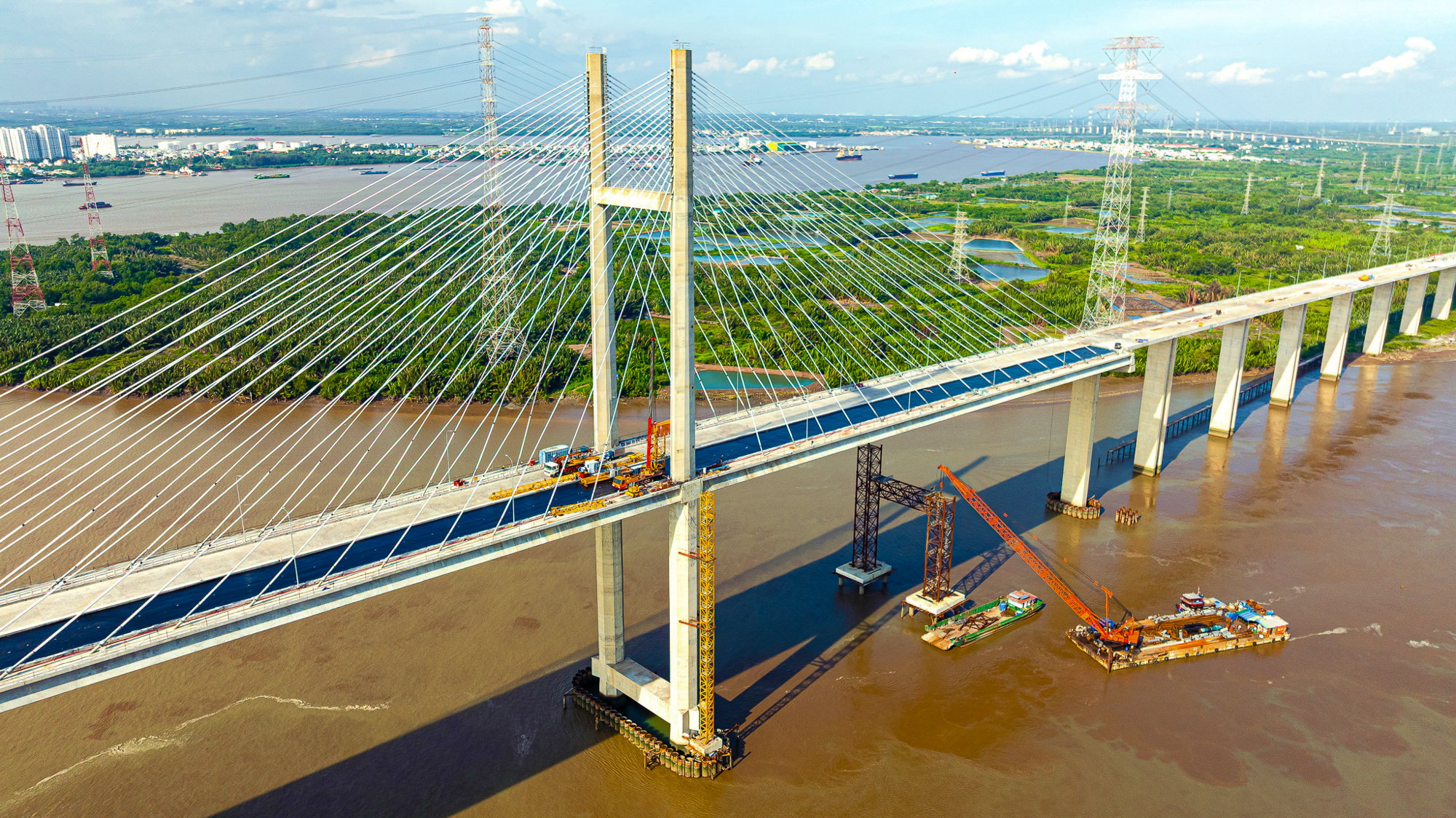 Ngắm cầu dây văng cao nhất Việt Nam sắp thông xe, siêu dự án 9 tỷ USD của tỷ phú Phạm Nhật Vượng được hưởng lợi- Ảnh 4. Ngắm cầu dây văng cao nhất Việt Nam sắp thông xe, siêu dự án 9 tỷ USD của tỷ phú Phạm Nhật Vượng được hưởng lợi- Ảnh 4.