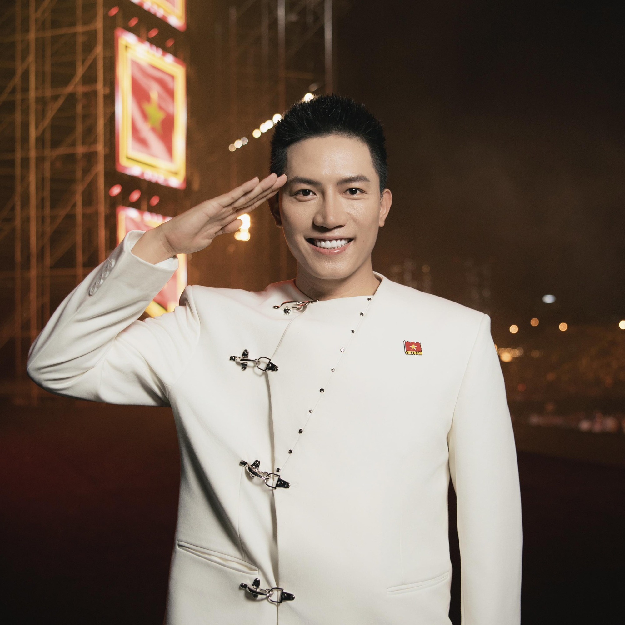 Tiết lộ cát-xê của nam ca sĩ đắt show nhất Đại lễ 2/9, concert quốc gia từ Nam ra Bắc không sót show nào- Ảnh 1.