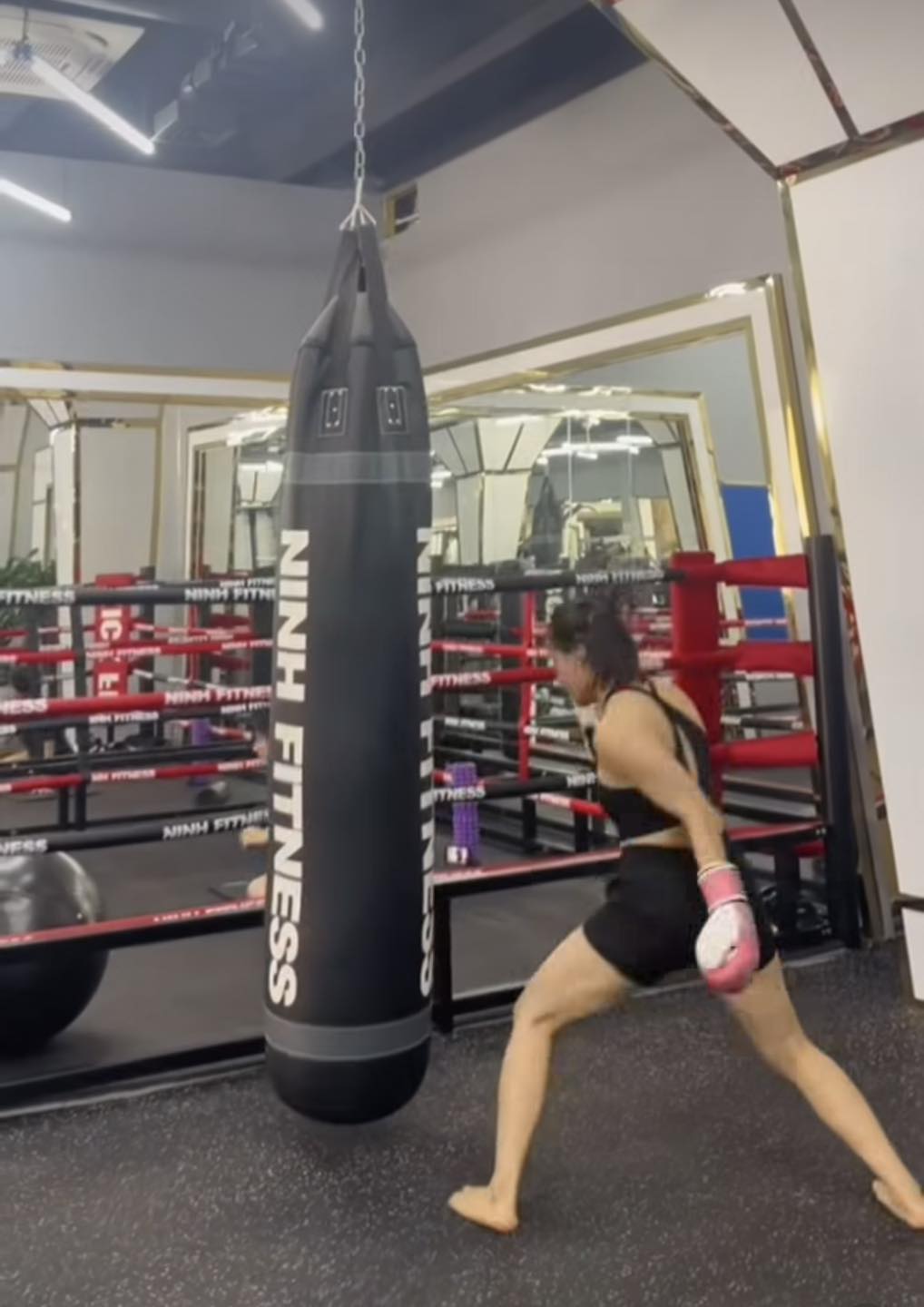 Danh tính cô gái trẻ tung võ nghệ "hạ gục" thanh niên xăm trổ hung hãn trong hầm để xe - Ảnh 7.