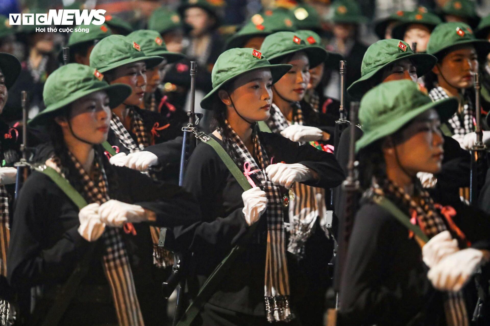 Những khoảnh khắc 'tuyệt đối điện ảnh' trong buổi sơ duyệt diễu binh A80- Ảnh 15.