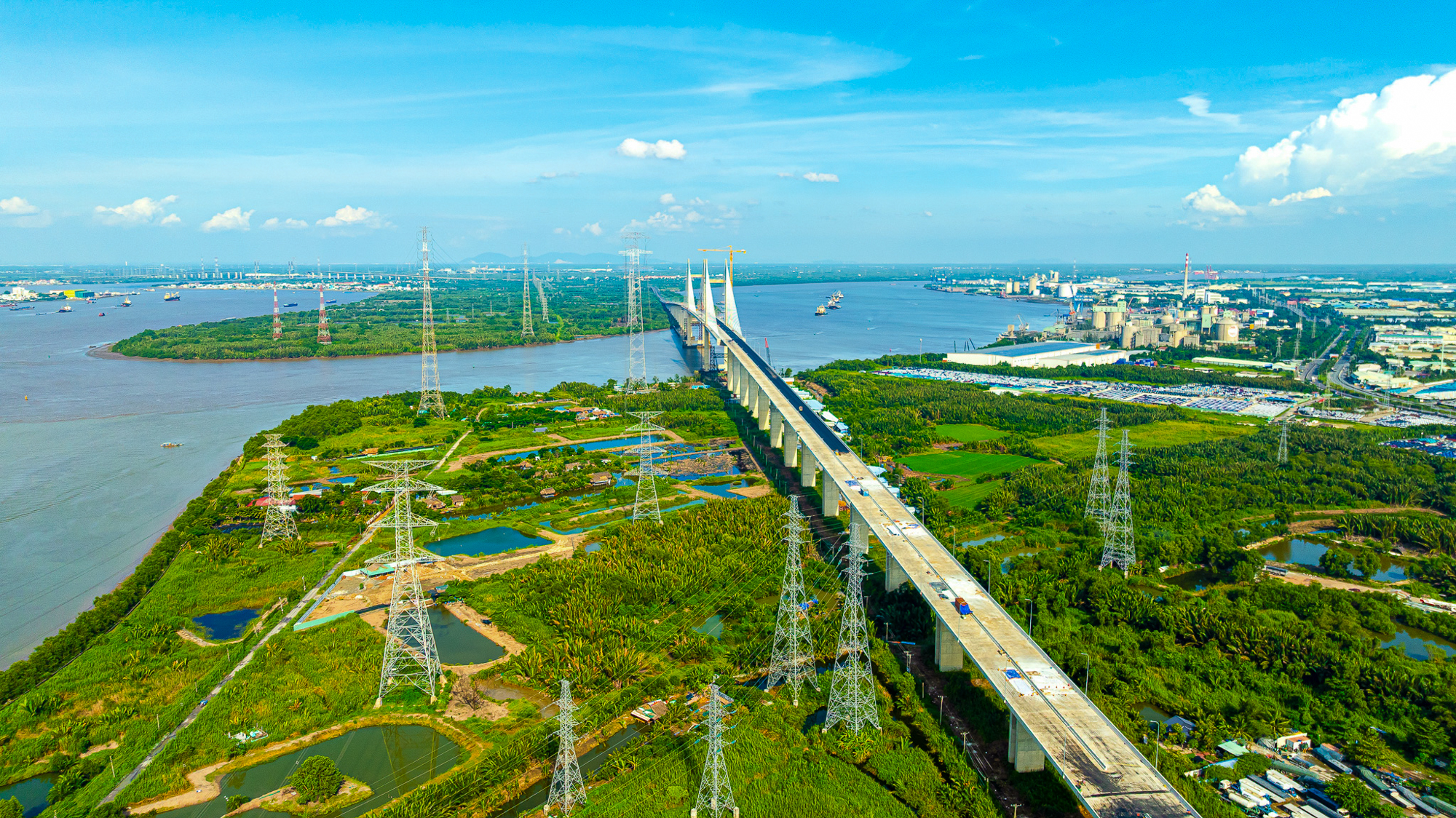 Ngắm cầu dây văng cao nhất Việt Nam sắp thông xe, siêu dự án 9 tỷ USD của tỷ phú Phạm Nhật Vượng được hưởng lợi- Ảnh 7. Ngắm cầu dây văng cao nhất Việt Nam sắp thông xe, siêu dự án 9 tỷ USD của tỷ phú Phạm Nhật Vượng được hưởng lợi- Ảnh 7.