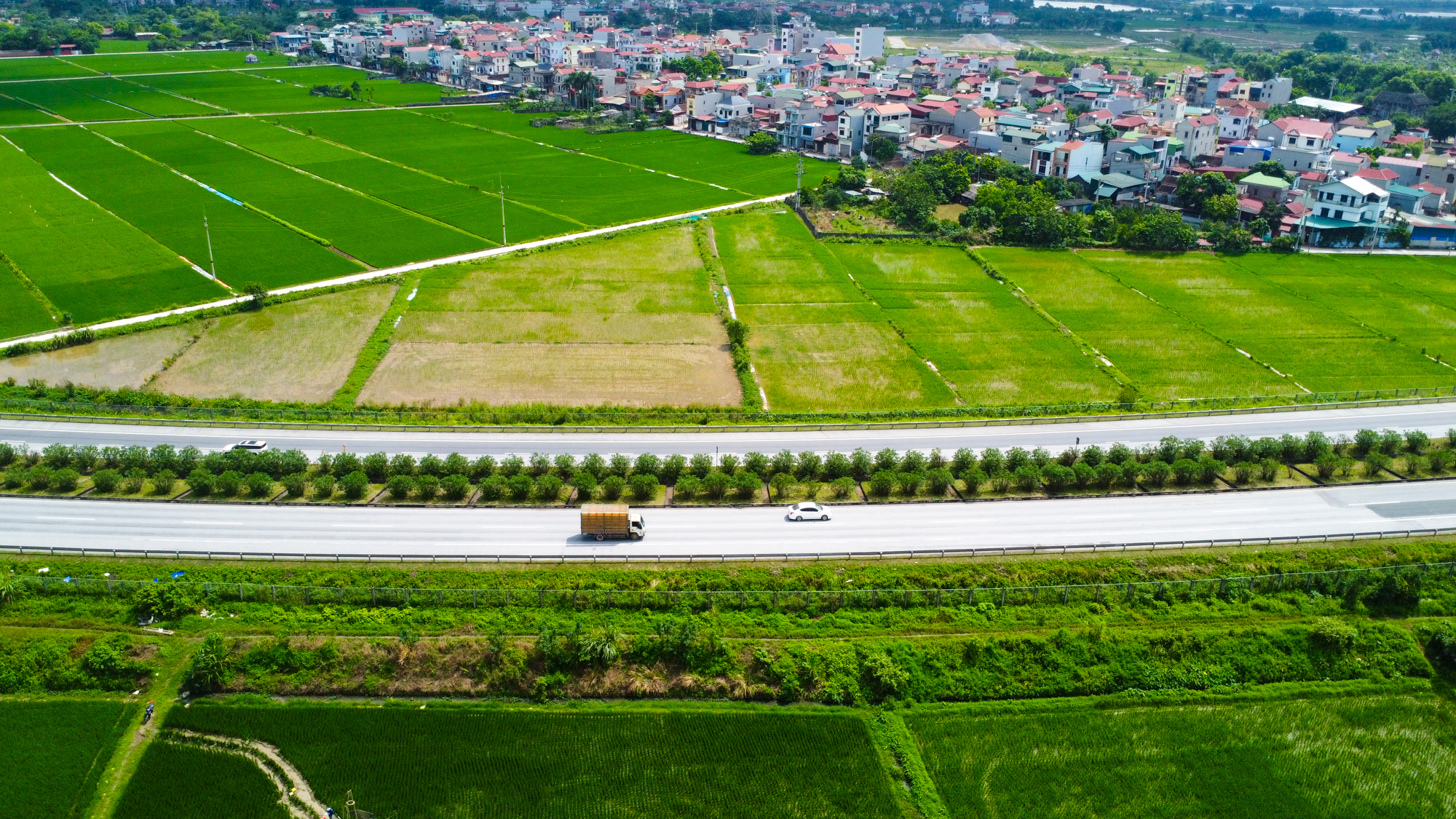 Toàn cảnh khu vực sắp làm đường nối cầu Tứ Liên với đường 71.000 tỷ, đại đô thị của Vinhomes sẽ nối thẳng với sân bay lớn nhất miền Bắc- Ảnh 8. Toàn cảnh khu vực sắp làm đường nối cầu Tứ Liên với đường 71.000 tỷ, đại đô thị của Vinhomes sẽ nối thẳng với sân bay lớn nhất miền Bắc- Ảnh 8.