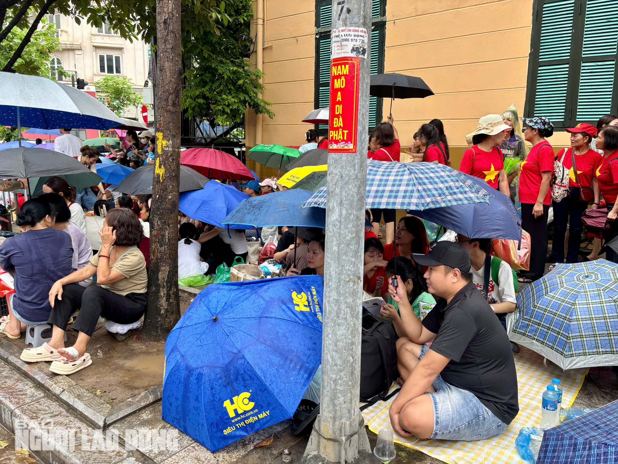 VIDEO: Người dân đội mưa chờ xem diễu binh A80, hát vang quốc ca- Ảnh 2.