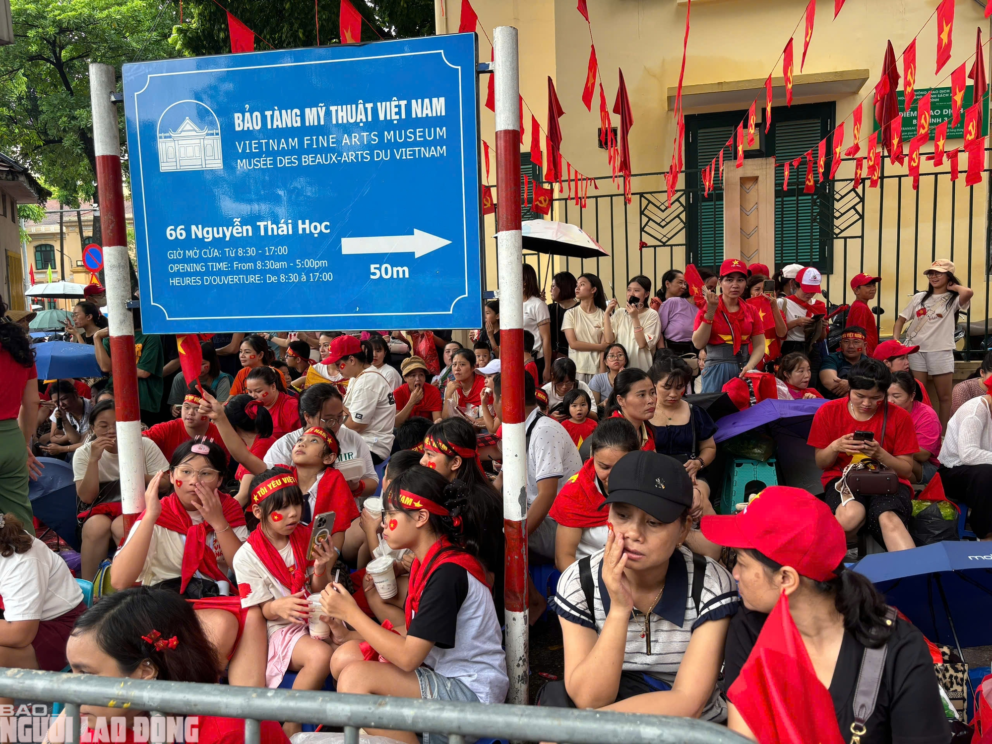 VIDEO: Người dân đội mưa chờ xem diễu binh A80, hát vang quốc ca- Ảnh 1.