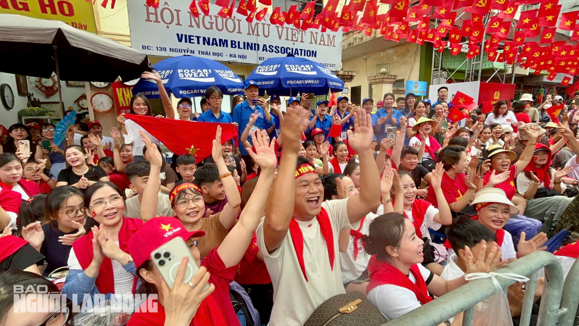 VIDEO: Người dân đội mưa chờ xem diễu binh A80, hát vang quốc ca- Ảnh 3.