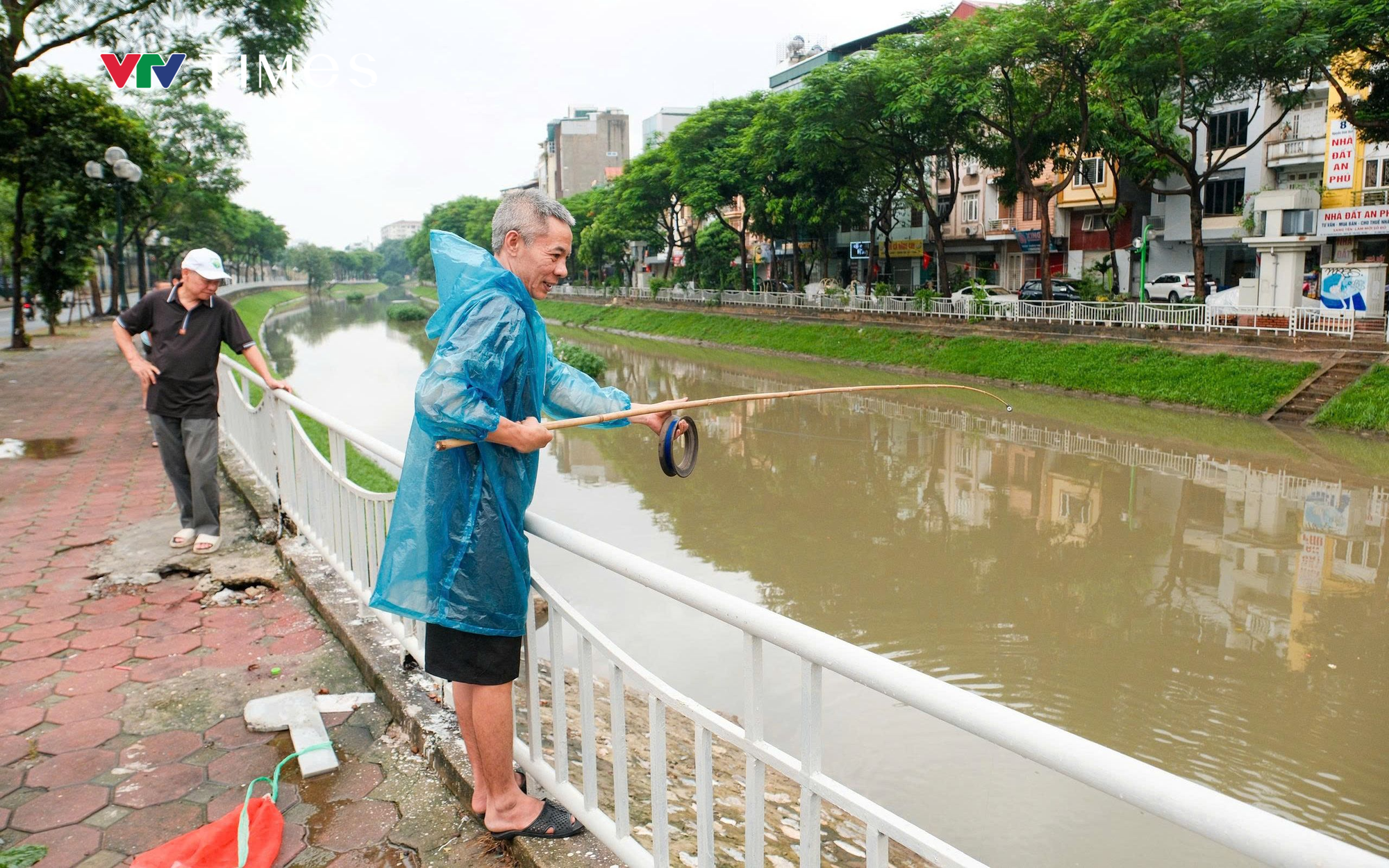 Nhiều người dân ra sông Tô Lịch câu cá sau mưa bão - Ảnh 1.